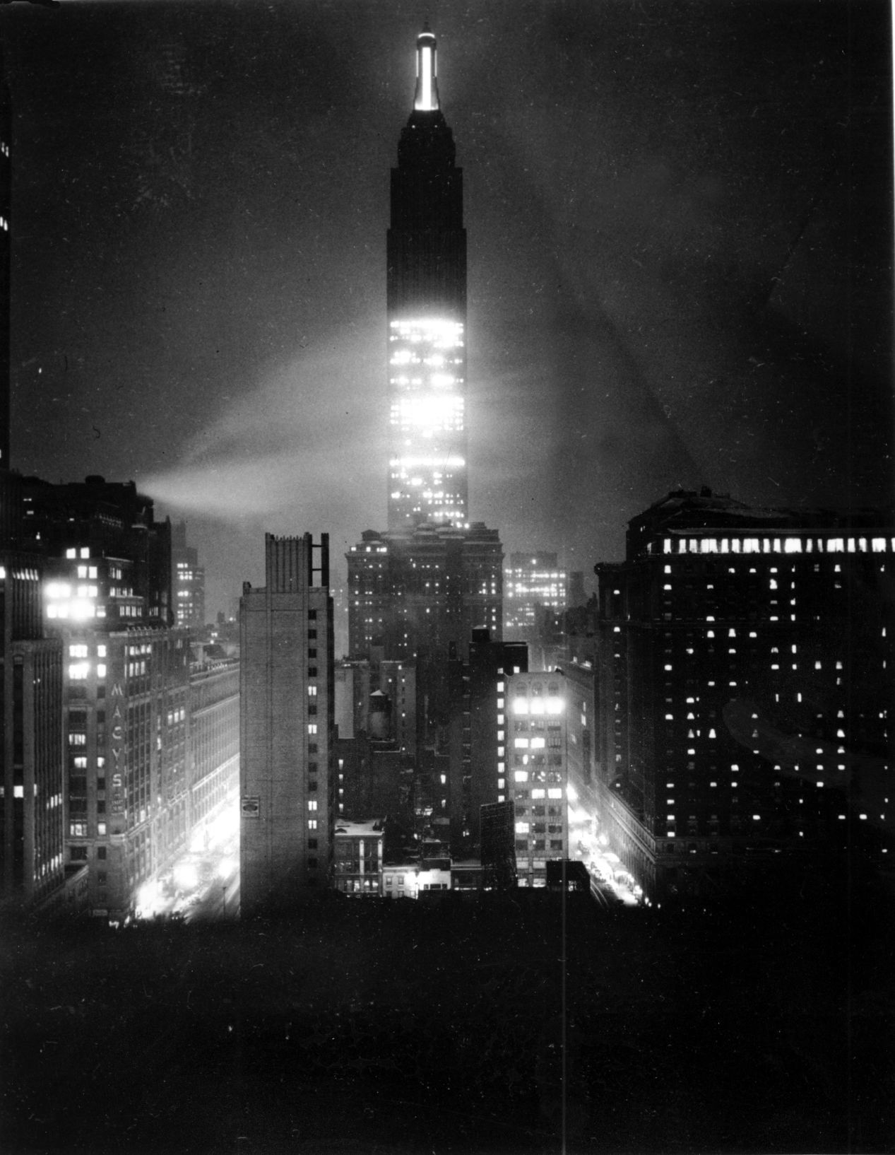 1944: EMPIRE STATE BUILDING DIMOUT